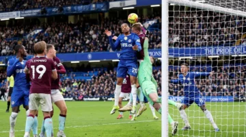 لاعب بالدوري الإنجليزي يثير الجدل بظهوره في محطة قطار مرتدياً فستان زفاف